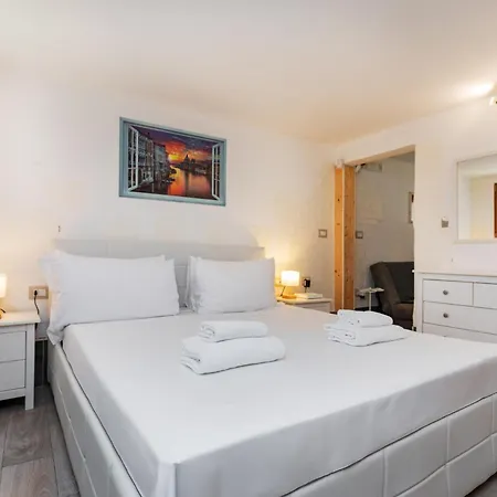 Charming One-bedroom In Authentic Venice, Biennale Area דירה ונציה
