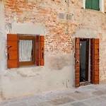 Charming One-bedroom In Authentic Venice, Biennale Area Apartment *