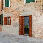 Charming One-bedroom In Authentic Venice, Biennale Area Apartment
