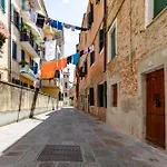 Charming One-bedroom In Authentic Venice, Biennale Area Apartment *