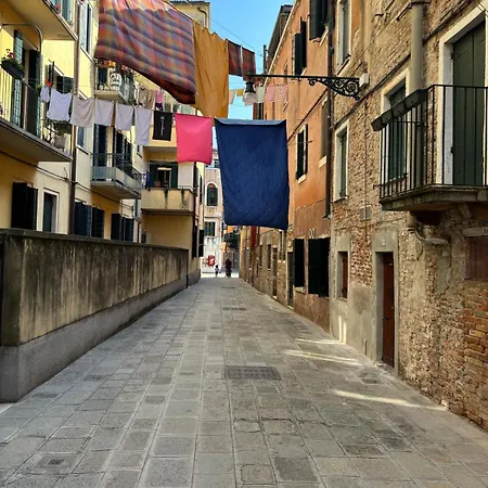 Appartement Charming One-bedroom In Authentic Venice, Biennale Area Venetië