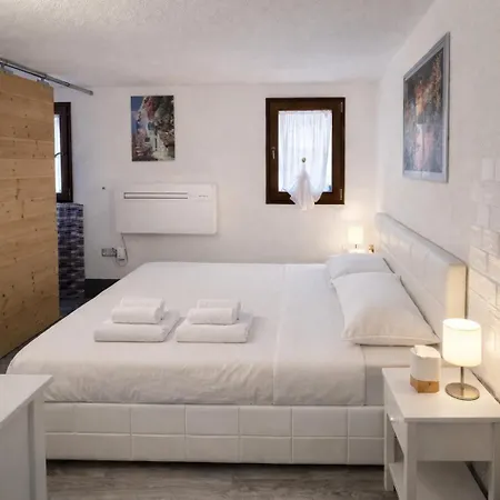 Charming One-bedroom In Authentic Venice, Biennale Area Apartment Venice