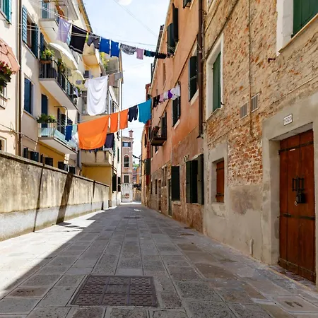 Charming One-bedroom In Authentic Venice, Biennale Area شقة *