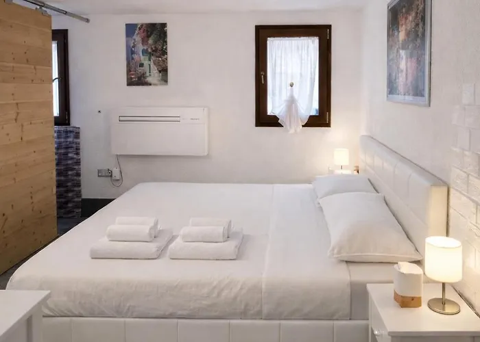 Charming One-bedroom In Authentic Venice, Biennale Area Apartment Venice